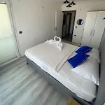 아파트 Mavi Restaurant & 3